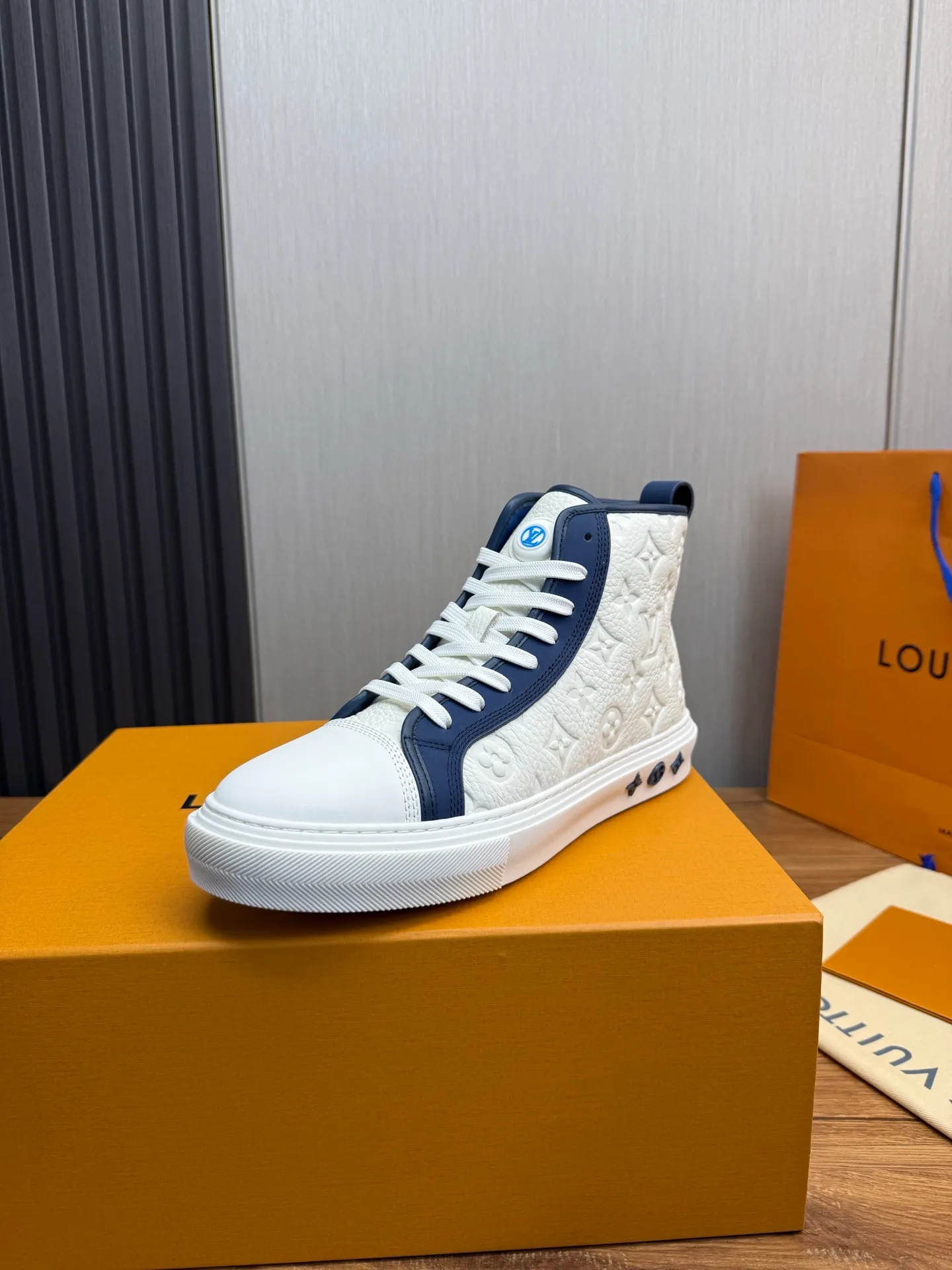 Men's shoes 💰840💰 LOUIS VUITTON [Luden Yiwei] The new trendy Lv is on the market 🎁, casual and fashionable men's shoes 👟 1:1 shipment ⬆️The upper is made of imported cowhide + cowhide mesh lining, the original wear-resistant rubber outsole, the version is simple and elegant, exclusive for trendy men. 38-45 (38.45 is non-refundable if made to order)